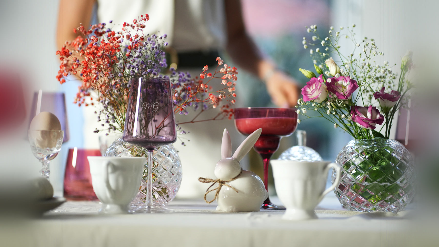 Wielkanocny stół z kryształami PEKALLA elegancja i tradycja