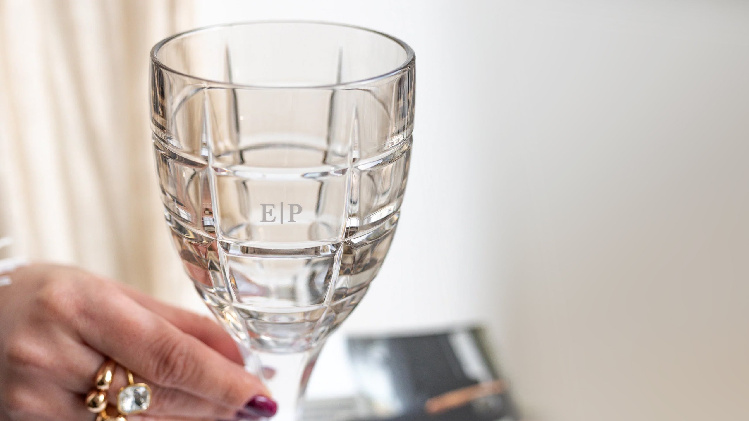 Vaso II Nowoczesne kieliszki kryształowe do wina Mokka z inicjałami, 300 ml, 2szt