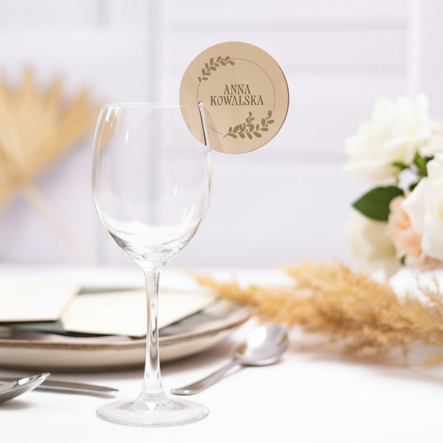 Drewniana winietka na kieliszek personalizowana zawieszka dla gości